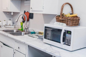 New- 20% off- Uptown Joy! Enchanting Condo next to the Best Attractions of Minneapolis + Free Parking